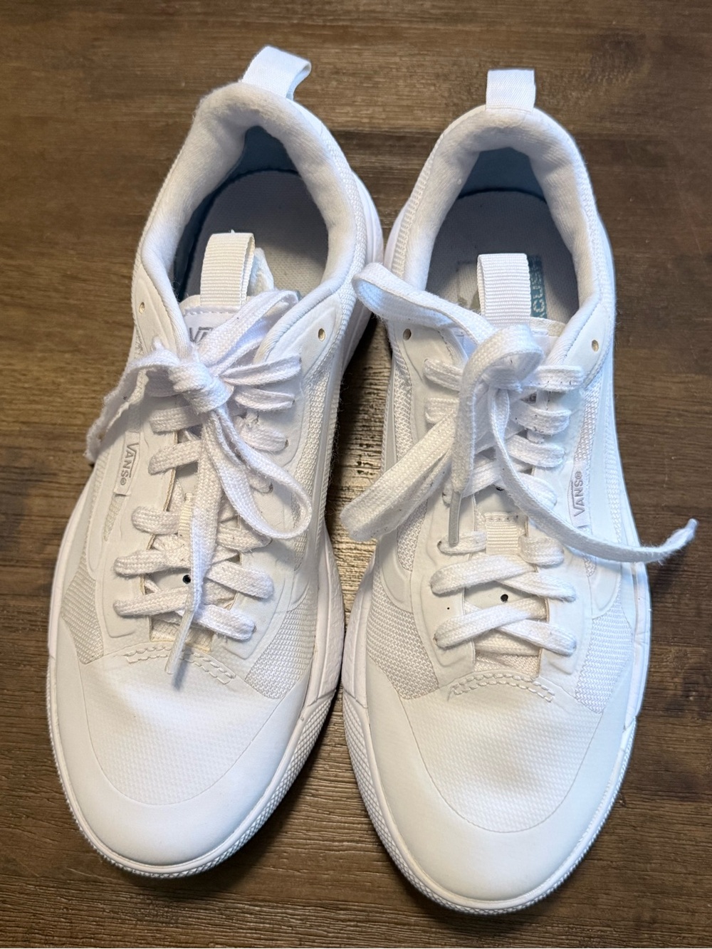 Vans unisex  All-White Low-Top Lace-Up Sneakers